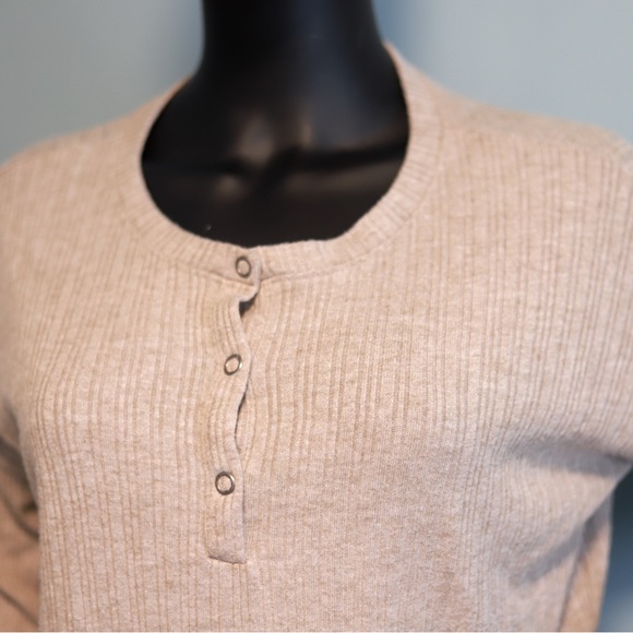 Hollister button neck sweater - Picture 2 of 5